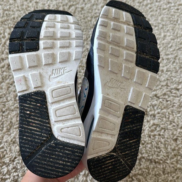 Girls Nike shoes - Picture 2 of 3